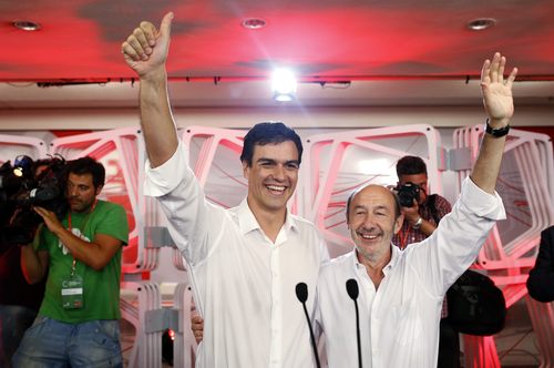 Στο στυλ, ο νέος γραμματέας των Ισπανών Σοσιαλιστών Πέδρο Σάντσεθ θυμίζει κάποιον λατίνο ποπ σταρ ή ηθοποιό, διαφοροποιούμενος πλήρως από τον ελάχιστα χαρισματικό προκάτοχό του Αλφρέδο Ρουβαλκάμπα. Σε ό,τι αφορά την πολιτική όμως, παραμένει ασαφές τι ακριβώς πρόκειται να αλλάξει στην πλήρη ενσωμάτωση του PSOE στον νεο-φιλελευθερισμό και τις επιταγές των δανειστών REUTERS/Javier Barbancho