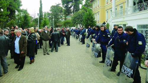 Στιγμιότυπο από τη συγκέντρωση διαμαρτυρίας που είχε πραγματοποιηθεί στις 5 Ιανουαρίου πριν από τη συνεδρίαση του περιφερειακού συμβουλίου Πελοποννήσου για το θέμα (φωτογραφία από την εφημερίδα «Ελευθερία»).
