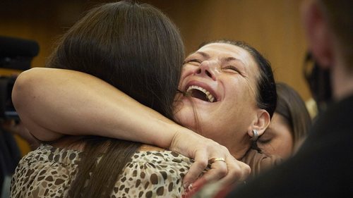 Δάκρυα ικανοποίησης από μητέρα που έχασε την οικογενειά της στη σφαγή της Σρεμπρένιτσα, μετά την απόφαση δικαστηρίου της Χάγης, η οποία επιρρίπτει ευθύνες στο ολλανδικό κράτος για το θάνατο 300 ανθρώπων στον μουσουλμανικό θύλακα.