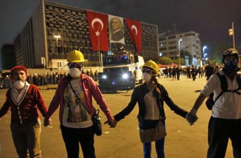 Διαδηλωτές απέναντι από δυνάμεις καταστολής υπερασπίζονται το πάρκο Γκεζί της Κωνσταντινούπολης REUTERS/Murad Sezer 