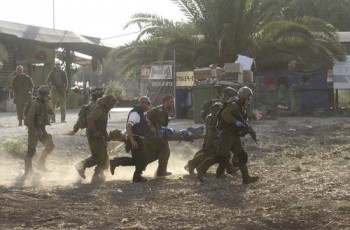 Ισραηλινοί στρατιώτες απομακρύνουν συναδέλφους τους που τραυματίστηκαν από χτύπημα με ρουκέτα της Χαμάς στην κεντρική Γάζα. Ο Ισραηλινός στρατός μετράει βαρύτατες απώλειες από τη στιγμή που επιχείρησε τη χερσαία εισβολή στη Γάζα Πηγή REUTERS
