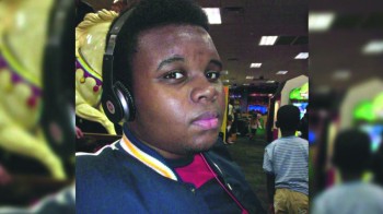 Ο Μάικλ Μπράουν, νεαρός Αφροαμερικανός, πυροβολήθηκε 6 φορές από τον αστυνομικό - δολοφόνο του, όπως έδειξε η νεκροψία του. Δέκα μέρες τώρα, οι φίλοι και συμπολίτες του βρίσκονται στον δρόμο για να μην πάει χαμένη η θυσία του