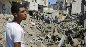 Η γειτονιά Ζαϊτούν στην πόλη της Γάζας δέχτηκε το πρώτο βαρύ αεροπορικό χτύπημα μετά τη λήξη της εκεχειρίας

REUTERS/Siegfried Modola