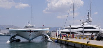 Το PlanetSolar στη Μαρίνα Ζεας, πριν ξεκινήσει το ερευνητικό του ταξίδι στην Αργολίδα