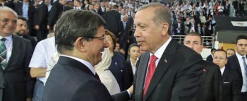 Ιστορική η στιγμή της πααράδοσης της ηγεσίας του ΑΚΡ από τον Ρατζίπ Ερντογάν στον Αχμέτ Νταβούτογλου. Συμβολικά τουλάχιστον, γιατί ο νέος πρόεδρος της Τουρκίας θα συνεχίσει να κάνει κουμάντο στη χώρα και στο κόμμα

REUTERS/Rasit Aydogan/Pool