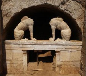 Nωπογραφία λευκού χρώματος, εξαιρετικά επιμελημένη, που μιμείται τον μαρμάρινο περίβολο, αποκαλύφθηκε στην πρόσοψη της εισόδου του μνημείου