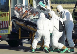 Νοσηλευτές μεταφέρουν τον ασθενή από Εμπολα, Ισπανό ιερέα Μιγκέλ Παχάρες, αμέσως μετά την άφιξή του στο αεροδρόμιο της Μαδρίτης 

REUTERS