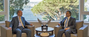 Τέλος φαίνεται να μπαίνει στην πολιτική σχέση του Ταγίπ Ερντογάν με τον Αμπντουλά Γκιουλ, καθώς ο νεοκλεγείς πρόεδρος της Τουρκίας δε φαίνεται να σκοπεύει να αξιοποιήσει τον άλλοτε σύντροφό του στο νέο σκηνικό που σχεδιάζει

REUTERS/Ayhan Arfat