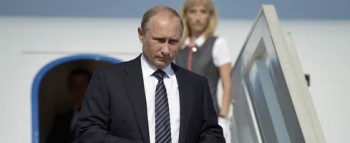Ο Πούτιν κατεβαίνει από το αεροπλάνο στο αεροδρόμιο του Μπέλμπεκ έξω από τη Σεβαστούπολη, ξεκινώντας την περιοδεία του στην Κριμαία

REUTERS/Alexei Nikolsky