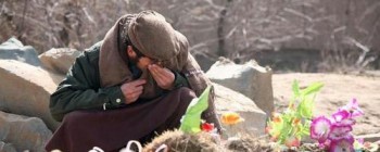 Ενας Αφγανός κλαίει πάνω από τον τάφο κάποιου οικείου του, ενός από τους πάρα πολλούς που δολοφονήθηκαν υπό σκοτεινές συνθήκες τα τελευταία χρόνια στη χώρα