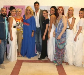 Από την εκδήλωση αναβίωσης της γυναίκας της Θήρας που διοργανώθηκε φέτος το καλοκαίρι στη Σαντορίνη.
Οι μακιγιέζ της εταιρίας Dior, o Διονύσης Ζαχαρόπουλος, η Ειρήνη Ζαμπέλη, η Δ/ντρια Marketing Dior Κατερίνα Αντωνάκου, η Γεν. Γραμματέας των G. Sciacca, Βίκυ Μπαφατάκη, ο ηθοποιός Burak Hakki, η χορογράφος Νίκη Δελή, η σχεδιάστρια μόδας Βάσια Τζοτζοπούλου, η Φύλλια Ντζιούνη, η Όλγα Πετρίδου και η Μαρία – Λουίζα Ξαγοράρη
