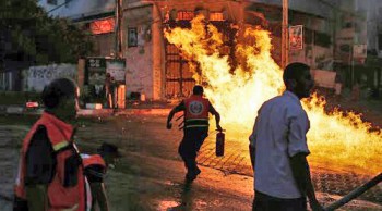 Πυροσβέστες επιχειρούν να κατασβήσουν πυρκαγιά που προκλήθηκε στη Γάζα από ισραηλινό βομβαρδισμό, λίγο πριν την κήρυξη της 3ήμερης εκεχειρίας

REUTERS/Siegfried Modola