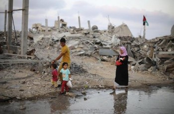 Παλαιστίνιοι συνεχίζουν να γυρνάνε στα ερειπωμένα από τους βομβαρδισμούς σπίτια τους, αναζητώντας εναπομείναντα προσωπικά αντικείμενα. Την ίδια στιγμή το Ισραήλ δίνει μάχη για να εμποδίσει τον ΟΗΕ να ερευνήσει το καθεστώς υπό το οποίο πραγματοποιήθηκαν οι βομβαρδισμοί στη Γάζα 