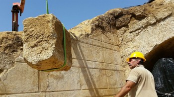 Αποκαλύφθηκε κάτω από τη βάση των Σφιγγών, το ανώτερο τμήμα του μαρμάρινου θυρώματος που επικαλύπτεται με fresco και είναι επιζωγραφισμένο με μπλε κόκκινο και μαύρο χρώμα