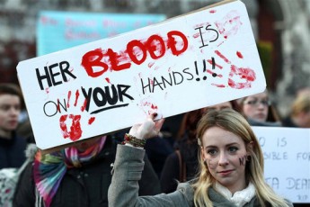 Μια νεαρή Ιρλανδή διαδηλώνει υπέρ της ελεύθερης επιλογής για την άμβλωση, με πικέτα που γράφει «Το αίμα της βρίσκεται στα χέρια σας», αναφερόμενη στην περίπτωση της Ινδής που πέθανε πριν από δύο χρόνια στην Ιρλανδία όταν της απαγορεύτηκε να κάνει άμβλωση παρά την πιστοποιημένη επικινδυνότητα της εγκυμοσύνης της 