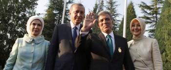 "Δεν τρέχει τίποτα, καλή καρδιά'', μοιάζει να λέει ο Γκιουλ, αποχωρώντας από την προεδρία για χάρη του Ερντογάν. Πίσω όμως από τα ''αδελφέ μου Αμπντουλάχ'' και τα ''αδερφέ μου Ταγίπ'', μια μεγάλη φιλία φτάνει στο τέλος της

REUTERS/Umit Bektas