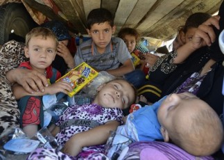 Ιρακινοί πρόσφυγες φθάνουν στην περιοχή της Σουλεϊμανίγια, κυνηγημένοι από τους Τζιχαντιστές. Δεκάδες χιλιάδες άμαχοι διασώθηκαν φθάνοντας σε ασφαλείς περιοχές, αντίστοιχος αριθμός όμως εξακολουθεί να βρίσκεται στο έλεος του Ισλαμικού Κράτους

REUTERS/Stringer