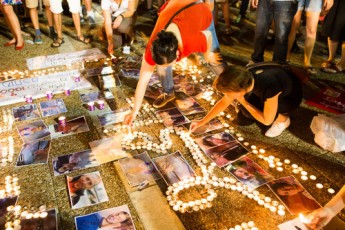 Ισραηλινοί ανάβουν κεριά στο Τελ Αβίβ στην μνήμη Παλαιστίνιων που πέθαναν στην Γάζα 

Yotam Ronen