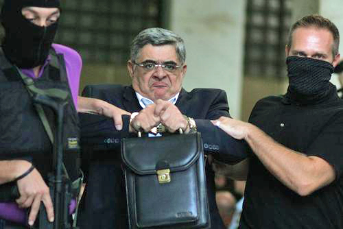 Σχεδιασμένο από τον Μιχάλη Ασλάνη, που λοιδορήθηκε και καθυβρίστηκε από τους ναζιστές, ήταν το τσαντάκι του ''φύρερ'' της Χρυσής Αυγής