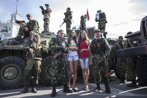 Σε μια ανάπαυλα των εχθροπραξιών στο Λουγκάνσκ οι αυτονομιστές φωτογραφίζονται με πολίτες, κατά τη διάρκεια παρέλασης REUTERS/Marko Djurica