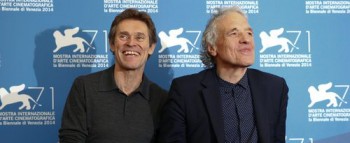 Ο Γουίλεμ Νταφό πρωταγωνιστής και ο Εϊμπελ Φεράρα σκηνοθέτης του «Pasolini» στο photocall της Μόστρα
