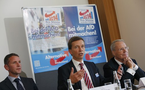 Οι εκπρόσωποι των ευρωσκεπτικιστών του AfD (από αριστερά) Μπιόρν Χόεκε, Μπερντ Λούκε και Χανς-Ολαφ Χένκελ, μιλούν σε δημοσιογράφους στη Θουριγγία, όπου κατέκτησαν ποσοστό πάνω από 10% στις τοπικές εκλογές REUTERS/Fabrizio Bensch