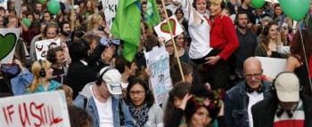 Χιλιάδες διαδηλωτές κατέβηκαν στους δρόμους του Βερολίνου με πλακάτ και συμμετείχαν στο μεγάλο πάρτυ διαμαρτυρίας κατά της κλιματικής αλλαγής 

REUTERS/Thomas Peter