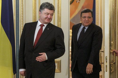 Και στο βαθος... Μπαρόζο. Η πόρτα ανοίγει πίσω από τον Ουκρανό πρόεδρο Ποροσένκο και και από μέσα εμφανίζεται ο απερχόμενος πρόεδρος της Ευρωπαϊκής Επιτροπής. Ευκαιρία για τους κακεντρεχείς να σχολιάσουν ότι η ΕΕ κρύβεται πίσω από όσα συμβαίνουν στην Ουκρανία REUTERS/Valentyn Ogirenko