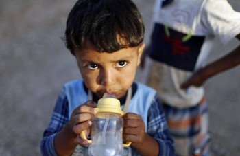 Ενα αγοράκι εκτοπισμένο από τη βία του ''Ισλαμικού κράτους'' στη Μοσούλη πίνει το γάλα του σε στρατόπεδο προσφύγων

REUTERS/Ahmed Jadallah