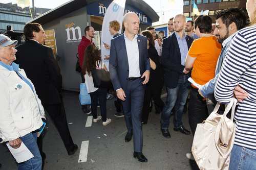 Ο δεξιός απερχόμενος πρωθυπουργός της Σουηδίας Φρέντρικ Ράινφελντ, προχωρά στους δρόμους της Στοκχόλμης στο πλαίσιο των προεκλογικών του περιοδειών. Η θητεία του κρίνεται πετυχημένη, αλλά όχι τόσο ώστε να πείσει τους Σουηδούς να αφήσουν τους αγαπημένους τους σοσιαλδημοκράτες για τρίτη θητεία στην αντιπολίτευση
