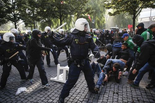 Εκτεταμένα και πρωτοφανή για τη Σουηδία επεισόδια ανάμεσα στην αστυνομία και αντιφασίστες που συγκεντρώθηκαν για να εμποδίσουν εκδήλωση του ρατσιστικού κόμματος των «Σουηδών Δημοκρατών», το οποίο πιστώνεται έως και 10% στις δημοσκοπήσεις REUTERS/Fredrik Persson
