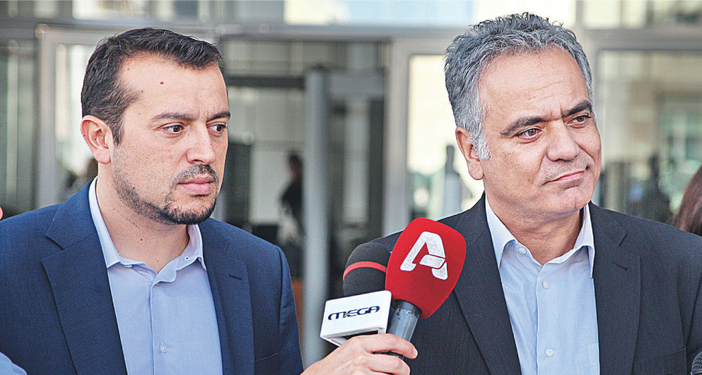 «Η προσπάθεια αντιστροφής της πραγματικότητας εκ μέρους της κυβέρνησης αποτελεί συνειδητή επιλογή που σκοπό έχει να μπορέσει να συγκαλύψει το φιάσκο που υπέστει από την υπόθεση της δήθεν αποχώρησης από το μνημόνιο και το ΔΝΤ, ανέφερε ο Π. Σκουρλέτης. Δίπλα του, ο Ν. Πππάς