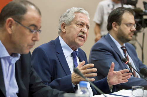 Συγκαταβατικός προς όσους ζητούν εκλογική σύμπραξη με τον ΣΥΡΙΖΑ, αλλά θέτοντας ως προϋπόθεση την αυτοτέλεια της ΔΗΜΑΡ, εμφανίζεται ο πρόεδρός της Φώτης Κουβέλης ΑΜΕ/ΜΠΕ