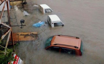 Stranded cars are seen in floodwater caused by Typhoon Halong in Kochi, western Japan in this photo taken by Kyodo August 10, 2014. Typhoon Halong killed one person in Japan on Sunday and injured 33, media said, as authorities ordered 1.6 million people out of the path of the storm that battered the west of the country with heavy rain and wind.  Mandatory credit REUTERS/Kyodo (JAPAN - Tags: DISASTER ENVIRONMENT) ATTENTION EDITORS - THIS IMAGE WAS PROVIDED BY A THIRD PARTY. THIS PICTURE WAS PROCESSED BY REUTERS TO ENHANCE QUALITY. AN UNPROCESSED VERSION WAS PROVIDED SEPARATELY. FOR EDITORIAL USE ONLY. NOT FOR SALE FOR MARKETING OR ADVERTISING CAMPAIGNS. MANDATORY CREDIT. JAPAN OUT. NO COMMERCIAL OR EDITORIAL SALES IN JAPAN. YES