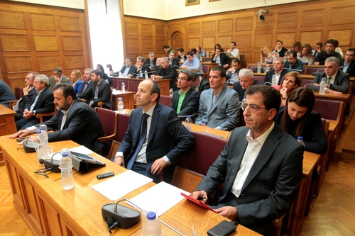 Δεν πρόκειται για καμιά μακάβρια τελετή από αυτές στις οποίες παραπέμπει η φωτογραφία, είναι απλά οι βουλευτές του ΠΑΣΟΚ αναλογιζόμενοι το μέλλον του κόμματος ΑΜΕ/ΜΠΕ