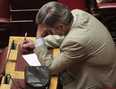Την απόσυρση του Χρύσανθου Λαζαρίδη από τις συνομιλίες με την Τρόικα απαίτησε από τον πρωθυπουργό το ΠΑΣΟΚ AME/MPE