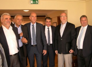 sinantisi-forewn-peiraia